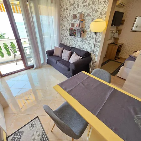 Fuer 2 Pers- Mit Balkon By Interhome